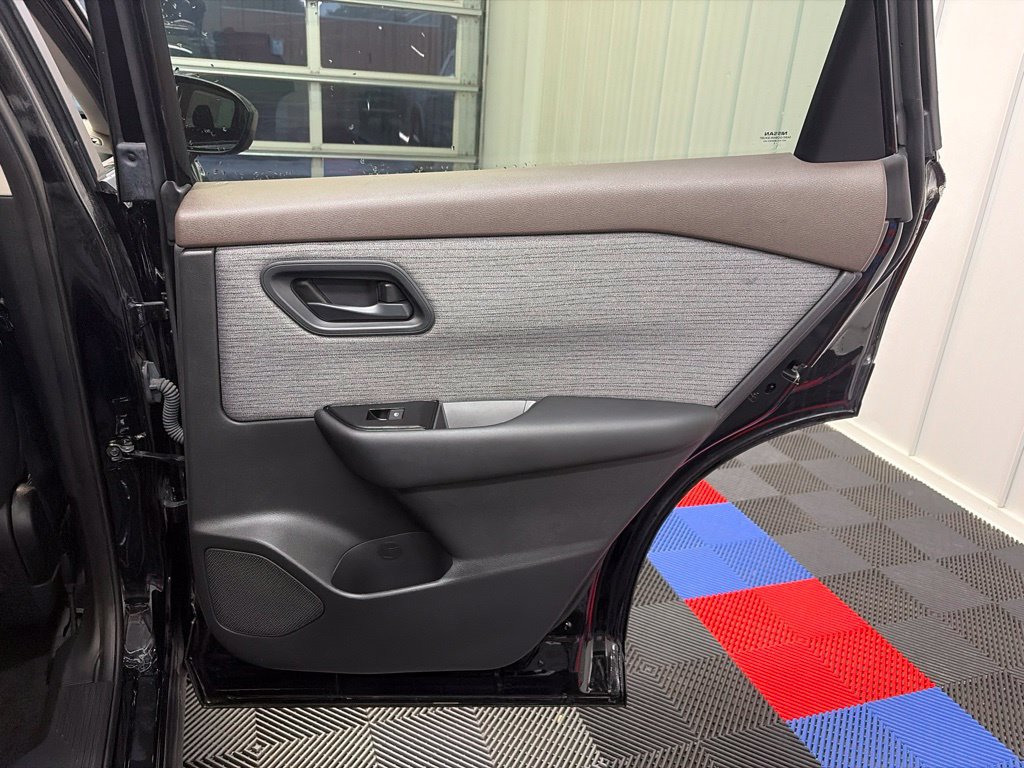 Used 2023 Nissan Rogue S AWD/4WD image 18