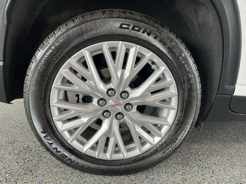 Used 2026 GMC Acadia Elevation w/ Elevation Premium Package FWD image 32