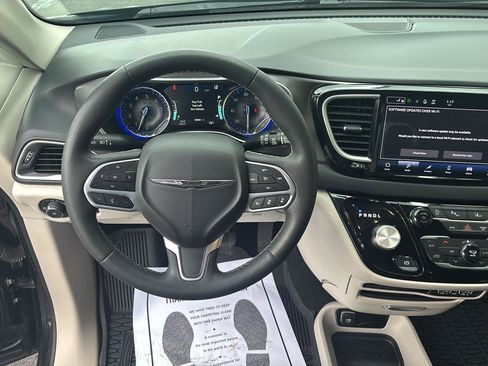 Used 2023 Chrysler Pacifica Touring-L FWD image 9