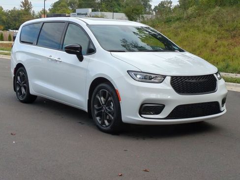 New 2026 Chrysler Pacifica Select image 15