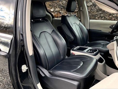 Used 2023 Chrysler Pacifica Touring-L image 7