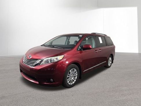 Used 2011 Toyota Sienna XLE w/ Premium Pkg image 2
