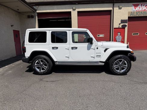 Used 2018 Jeep Wrangler Unlimited Sahara w/ LED Lighting Group AWD/4WD image 7