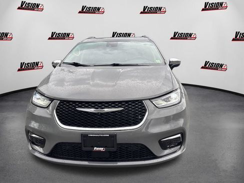 Used 2023 Chrysler Pacifica Limited AWD/4WD image 2