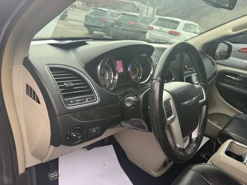 Used 2015 Chrysler Town & Country Touring image 23