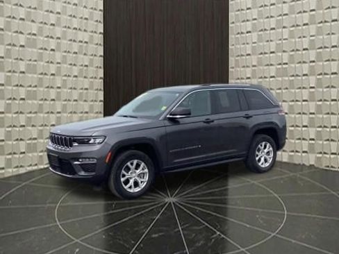 Used 2023 Jeep Grand Cherokee Limited w/ Luxury Tech Group II AWD/4WD image 9