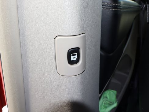 Used 2016 Chrysler Town & Country Limited Platinum image 20