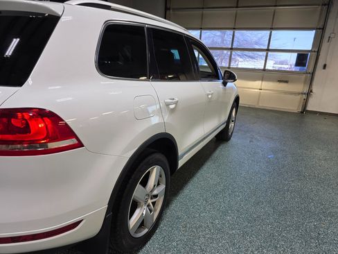 Used 2014 Volkswagen Touareg TDI image 7