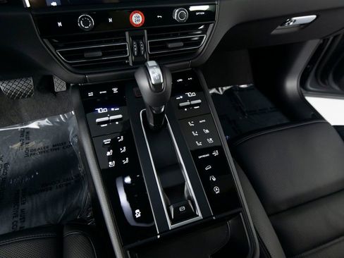 Certified 2026 Porsche Macan AWD/4WD image 27
