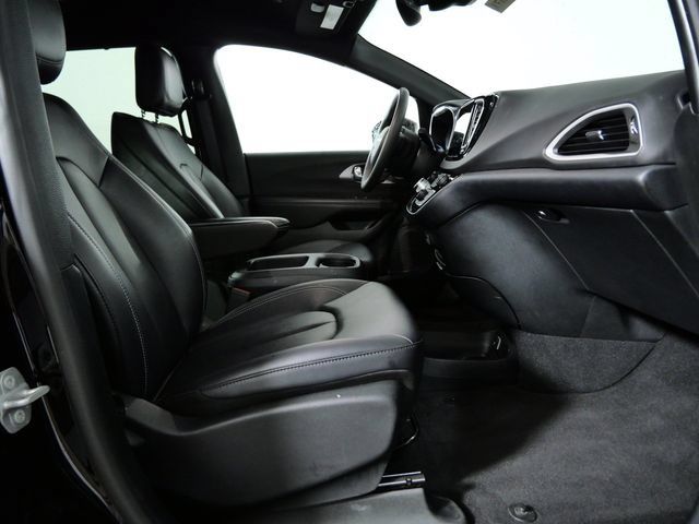Used 2025 Chrysler Pacifica Select FWD image 10