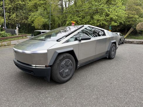 Used 2025 Tesla Cybertruck AWD Crew Cab image 4