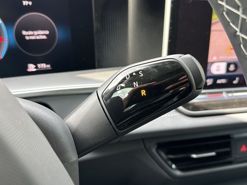 Used 2025 Volkswagen Tiguan SE image 14