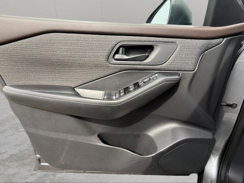 Used 2021 Nissan Rogue S image 22