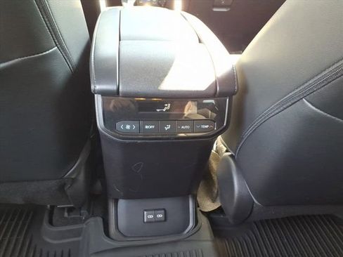 Used 2023 Toyota Highlander XLE image 15