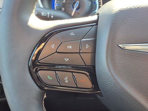 Used 2025 Chrysler Pacifica Limited FWD image 16