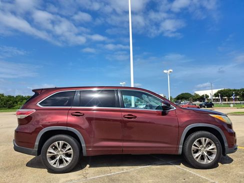 Used 2015 Toyota Highlander Plus FWD image 4
