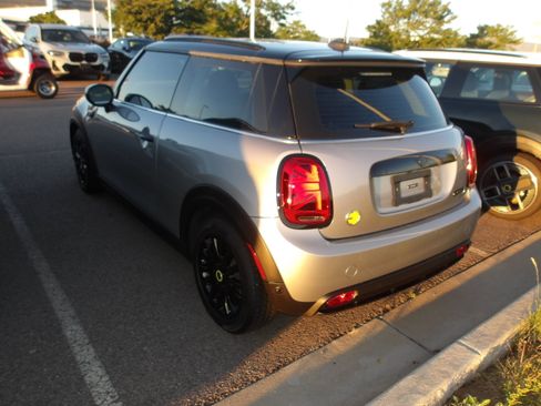 Used 2024 MINI Cooper SE FWD image 3