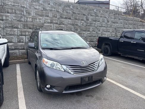 Used 2017 Toyota Sienna XLE Premium image 1