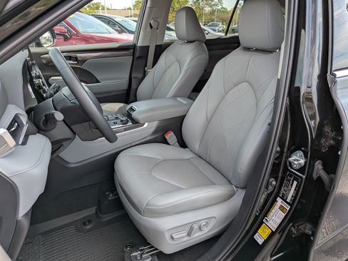 Certified 2025 Toyota Highlander Platinum AWD/4WD image 15