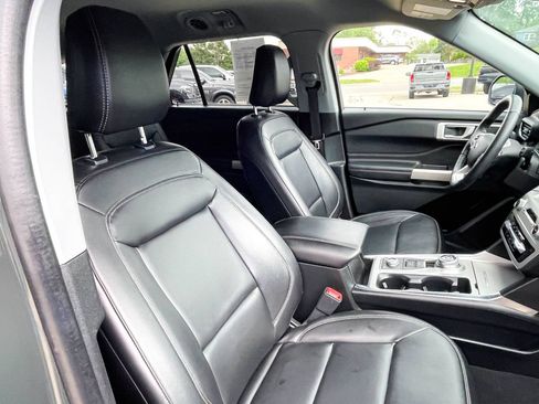 Used 2022 Ford Explorer XLT w/ Equipment Group 202A image 10