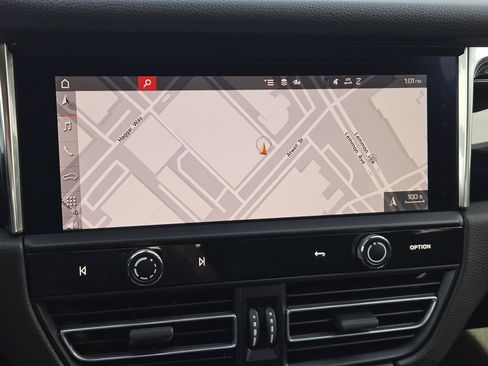 Certified 2025 Porsche Macan image 17