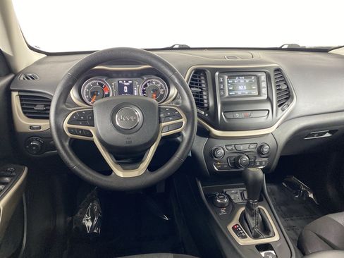 Used 2018 Jeep Cherokee Latitude w/ Safety Group AWD/4WD image 18