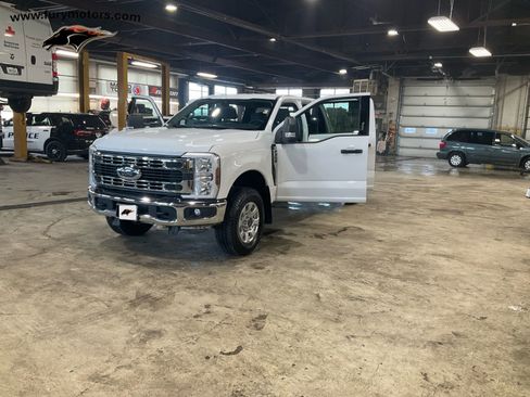 Used 2024 Ford F350 XLT w/ FX4 Off-Road Package image 32