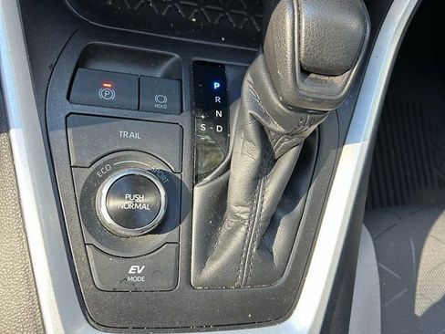 Used 2021 Toyota RAV4 XLE AWD/4WD image 26