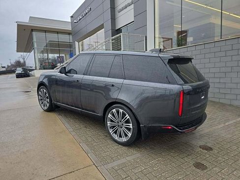 Certified 2025 Land Rover Range Rover SE image 4