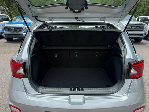 Used 2025 Hyundai Venue SEL FWD image 9