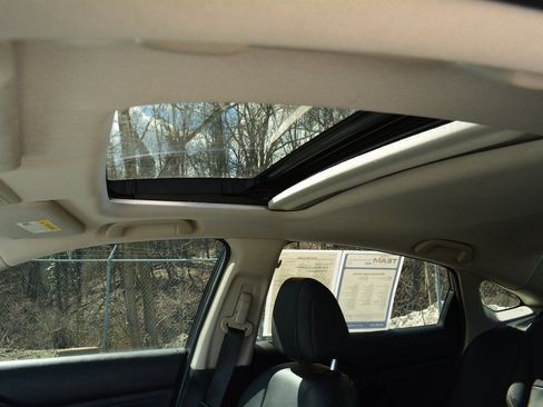 Used 2019 Honda Insight Touring image 9