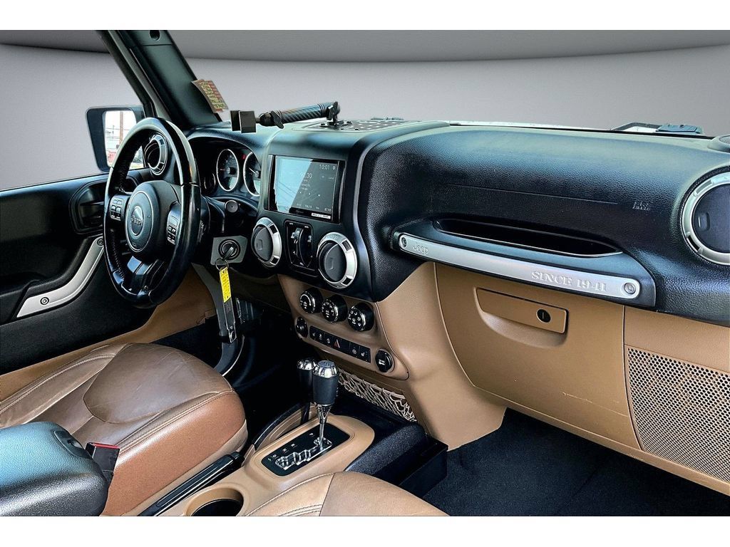 Used 2017 Jeep Wrangler Unlimited Rubicon w/ Connectivity Group AWD/4WD image 46