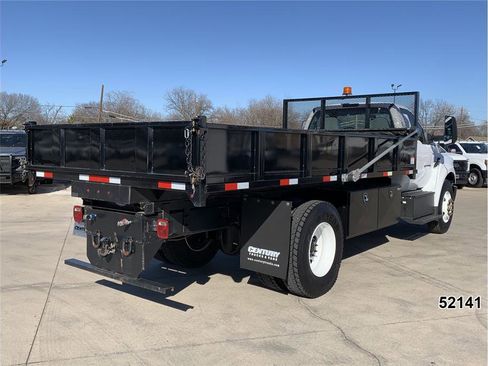 Used 2022 Ford F750 2WD Regular Cab Super Duty image 2