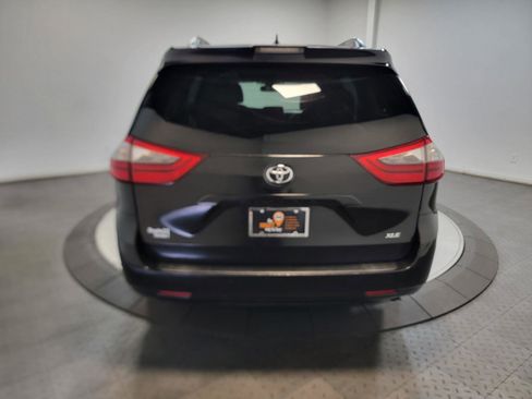Used 2020 Toyota Sienna XLE FWD image 11