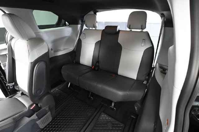 Used 2021 Toyota Sienna XSE FWD image 31