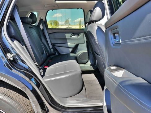 Used 2023 Nissan Rogue SV w/ SV Premium B Package image 11