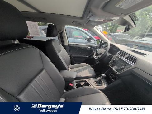 Used 2023 Volkswagen Tiguan SE w/ Panoramic Sunroof Package FWD image 8