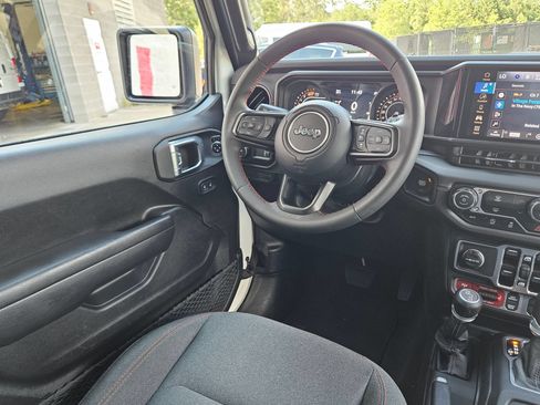 Used 2025 Jeep Wrangler Unlimited Rubicon AWD/4WD image 9
