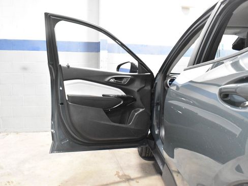 Used 2025 Chevrolet Trax LT FWD image 9