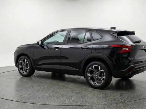 Used 2025 Chevrolet Trax LT FWD image 6