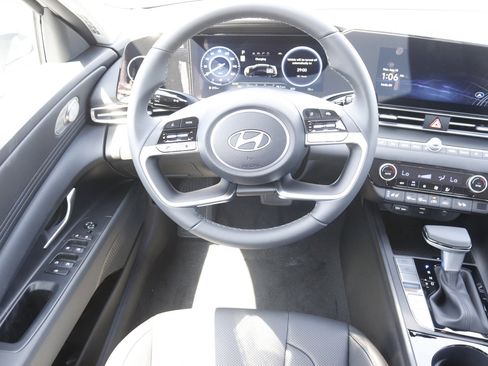 New 2025 Hyundai Elantra Limited image 18