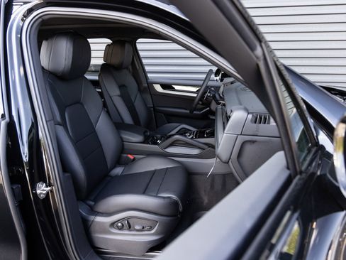Certified 2026 Porsche Cayenne AWD/4WD image 33