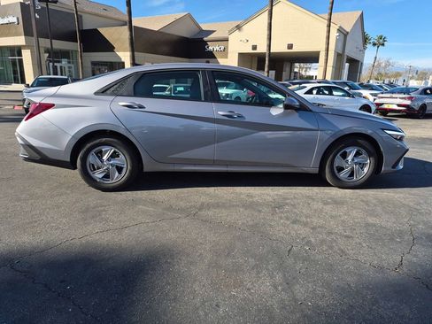 Used 2025 Hyundai Elantra SE image 8