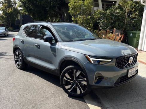 Used 2023 Volvo XC40 B5 Plus w/ Protection Package Premier AWD/4WD image 6