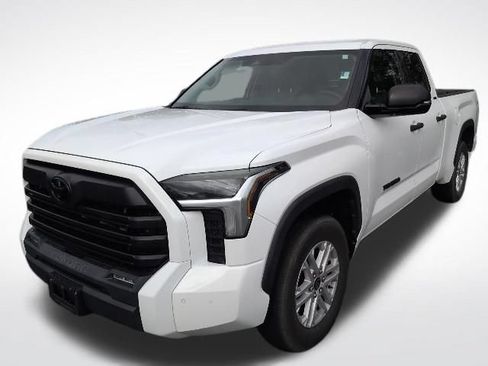Used 2022 Toyota Tundra SR5 w/ SR5 Convenience Package RWD image 3