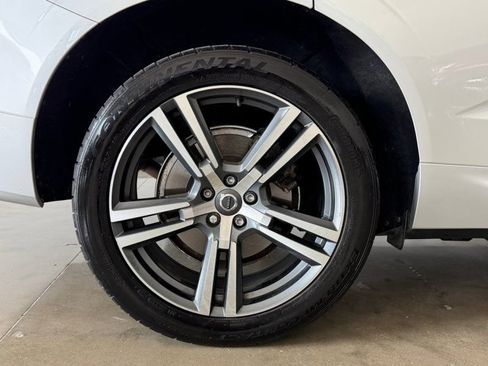 Used 2019 Volvo XC60 T6 Momentum w/ Premium Package AWD/4WD image 9