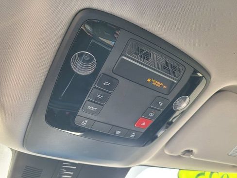 Used 2025 Kia Carnival FWD image 22