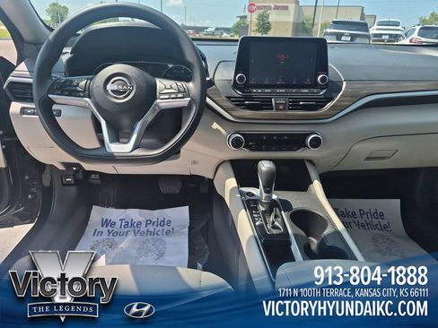 Used 2025 Nissan Altima 2.5 SV FWD image 12