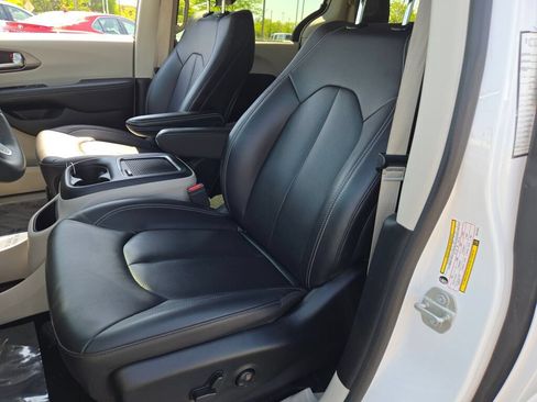 Certified 2024 Chrysler Pacifica Touring-L FWD image 30