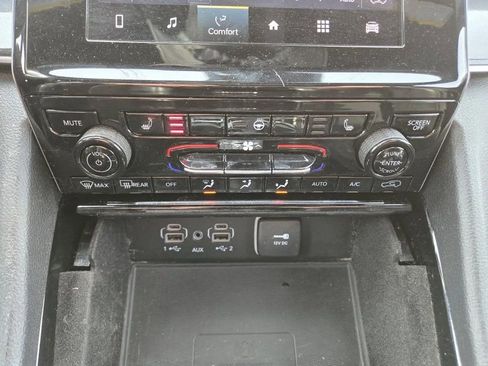 Used 2022 Jeep Grand Cherokee Altitude AWD/4WD image 23